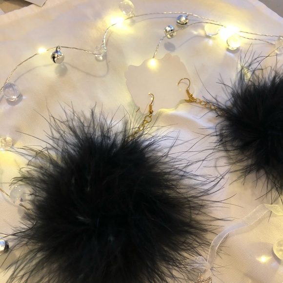 Black feather earrings 4.5” long NWT - Picture 5 of 6